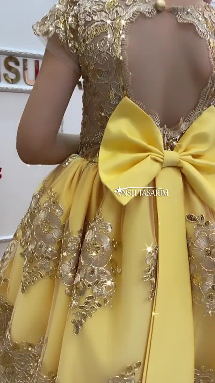 Exclusive Fashion Corner - Very beautiful gown design 🥰💓 See more design  in video 🥰❣️ Video link--https://youtu.be/xbqB5gaYt4Y | Facebook