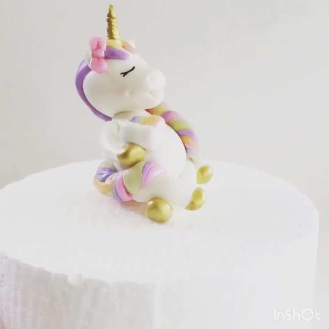 Tarta unicornio comiendo