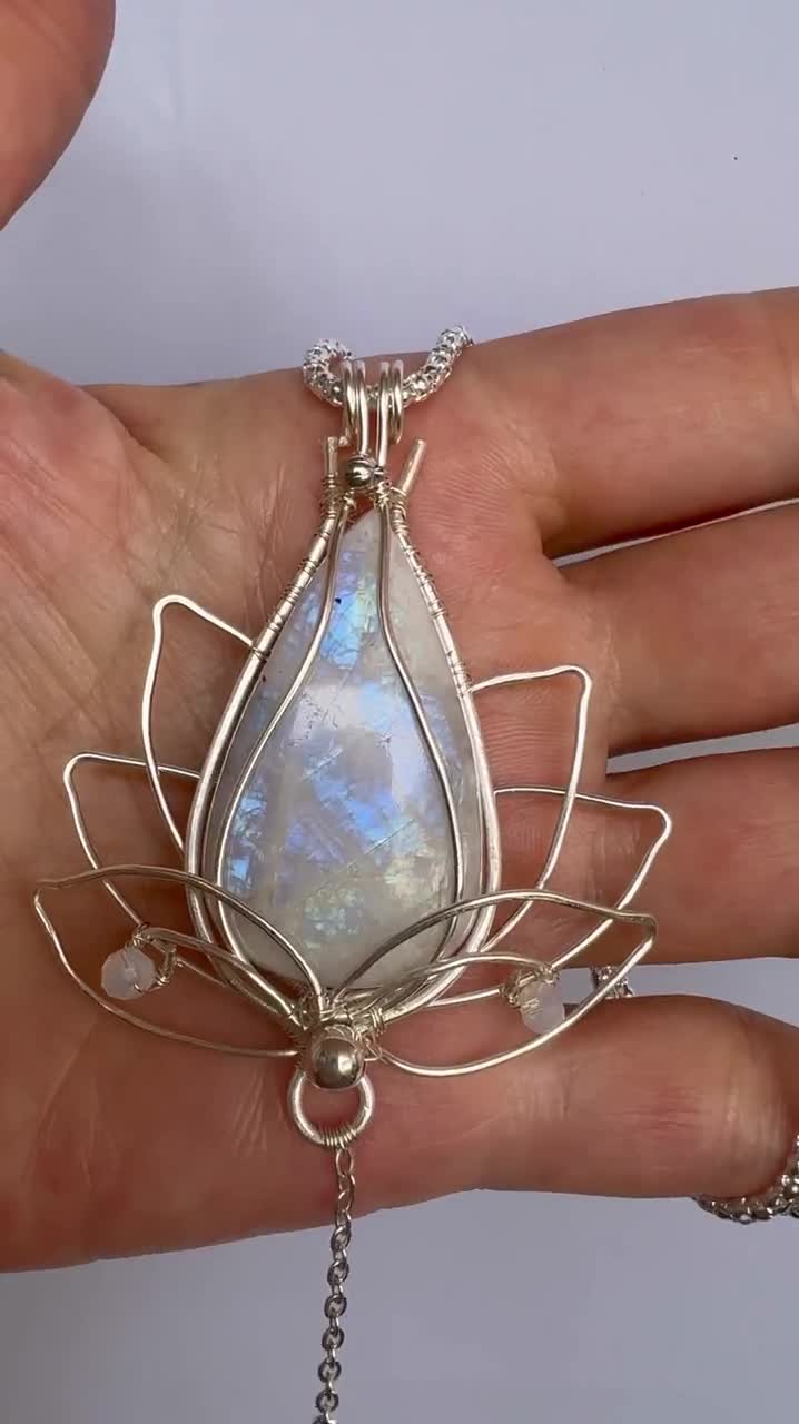 Ciondolo in argento sterling con fiore di loto e pietra di luna, collana con fiore di loto 925 e pietra di luna arcobaleno - Italia