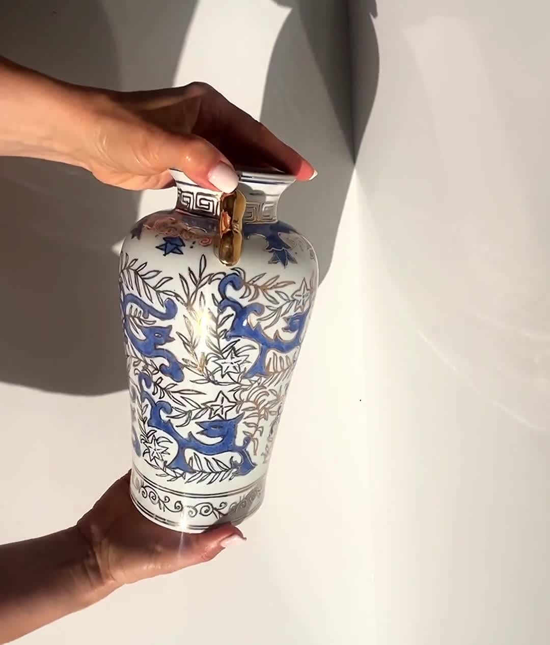 景徳鎮磁器の花瓶、コバルト色の龍と花の巻物、1970年代の中国輸出用