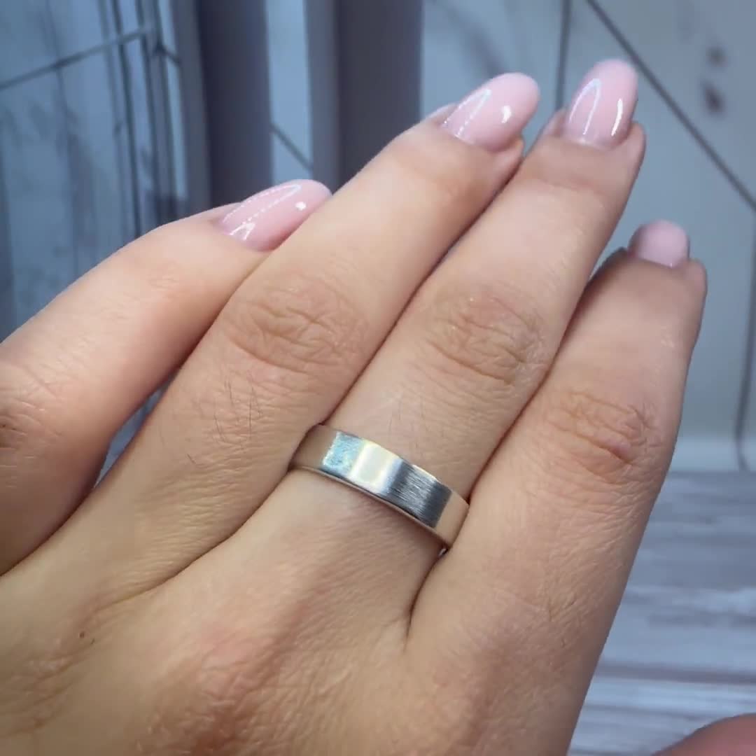 ミニマルなマット仕上げの5mm幅925スターリングシルバー製結婚指輪