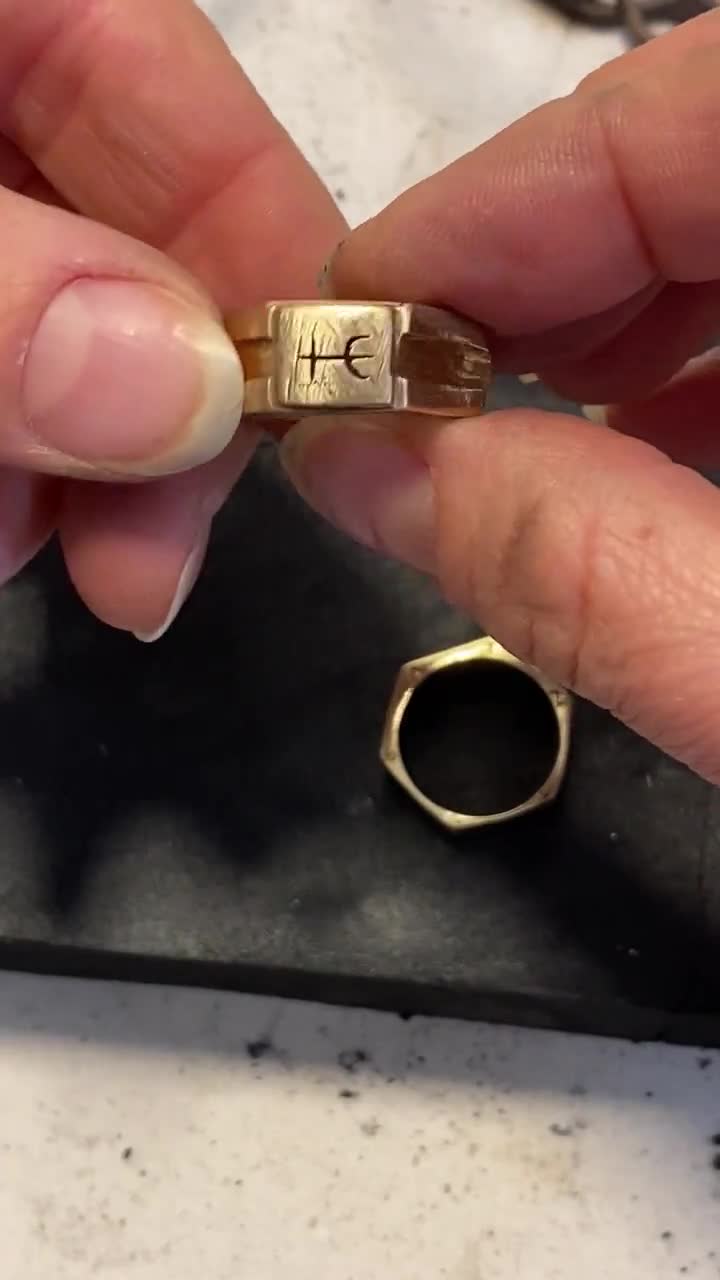 Auth Louis Vuitton Monogram Chevalier for Gentlemen Signet Ring