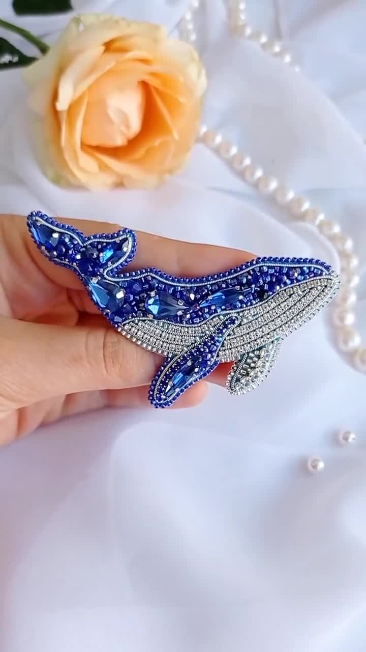 クジラのピン ビーズ刺繍ブローチ シロナガスクジラのビーズブローチ