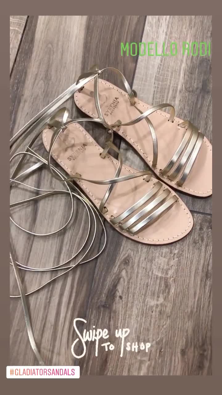 Sandalias planas con cordones de gladiador para mujer Syrenia - Cuero metálico dorado o plateado, hechas a mano en Sorrento, hechas a pedido video poster