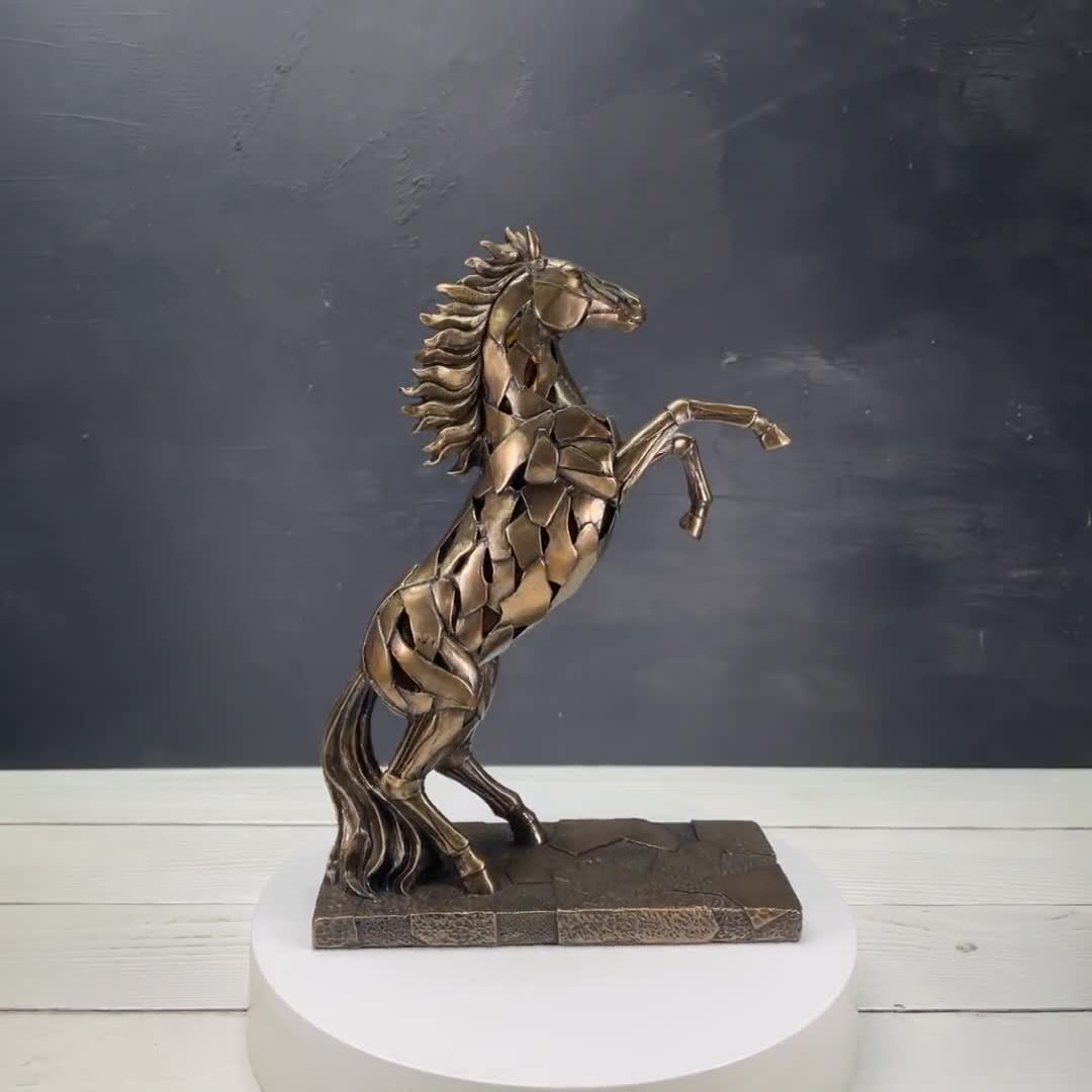 照明付き立ち上がる馬の彫刻：コールドキャストブロンズアートギフト