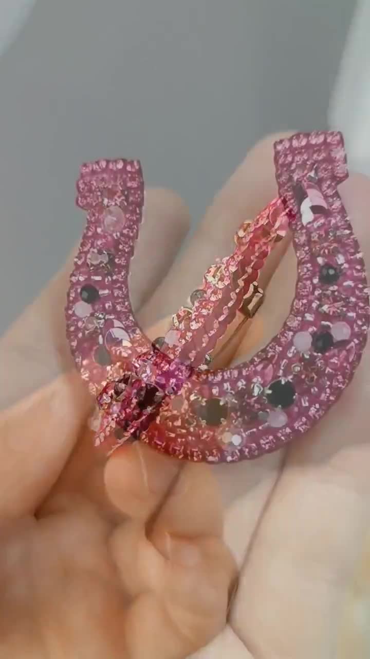 刺繍入りのピンクの馬蹄ブローチ。幸運を呼ぶ手作りのユニークな