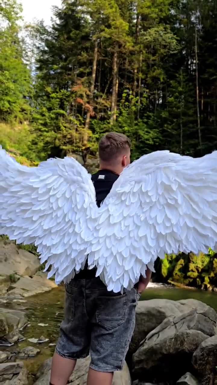 手作りの本物の羽根を使った天使の羽。ウェディングフォト撮影用小道具 
