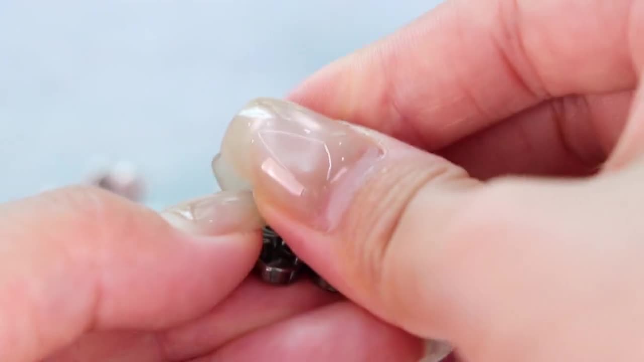 Zapięcie na klips do spodni/spódnic - klamra w talii z czterolistną koniczyną do jeansów, zapięcie w talii do kardiganu, nie wymaga szycia, zapięcie do peleryny festiwalowej video poster