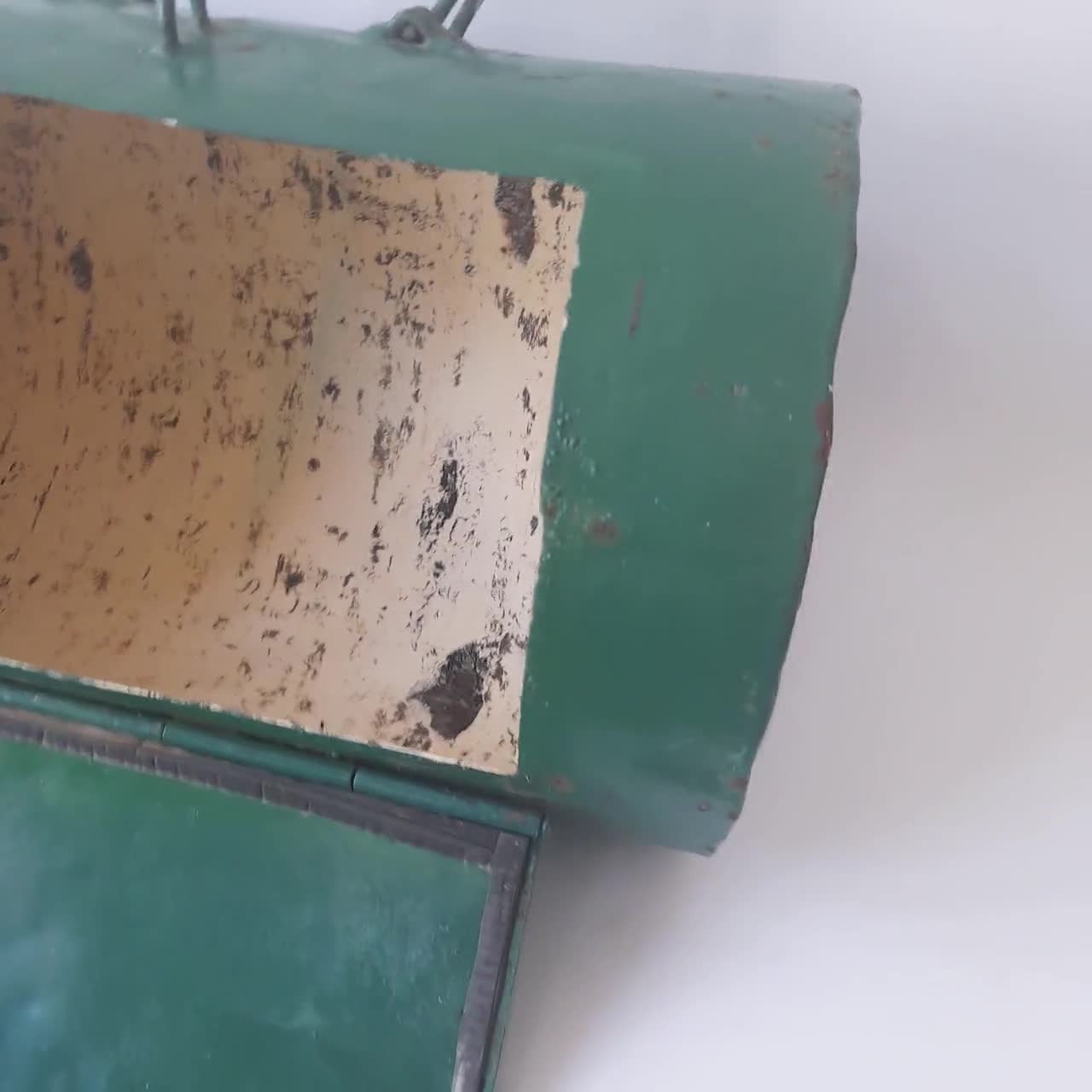 Antica cassetta portautensili cilindrica in metallo con maniglia e  lucchetto. Scatola metallica cilindrica verde vintage. Scatola di metallo  industriale vintage. -  Italia