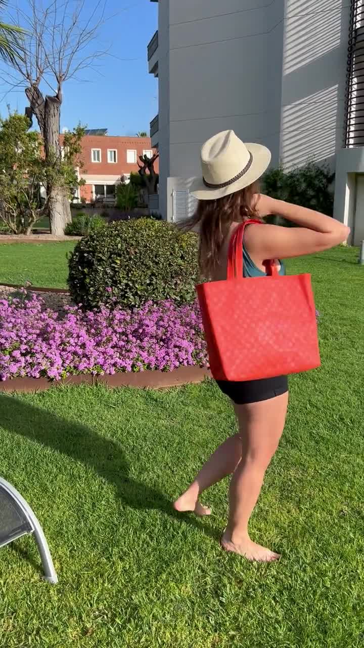 Lime-lemon shopper bag - beach, summer and freshness in a lightweight, polka-dot lined bag, handmade by Byconchita video poster