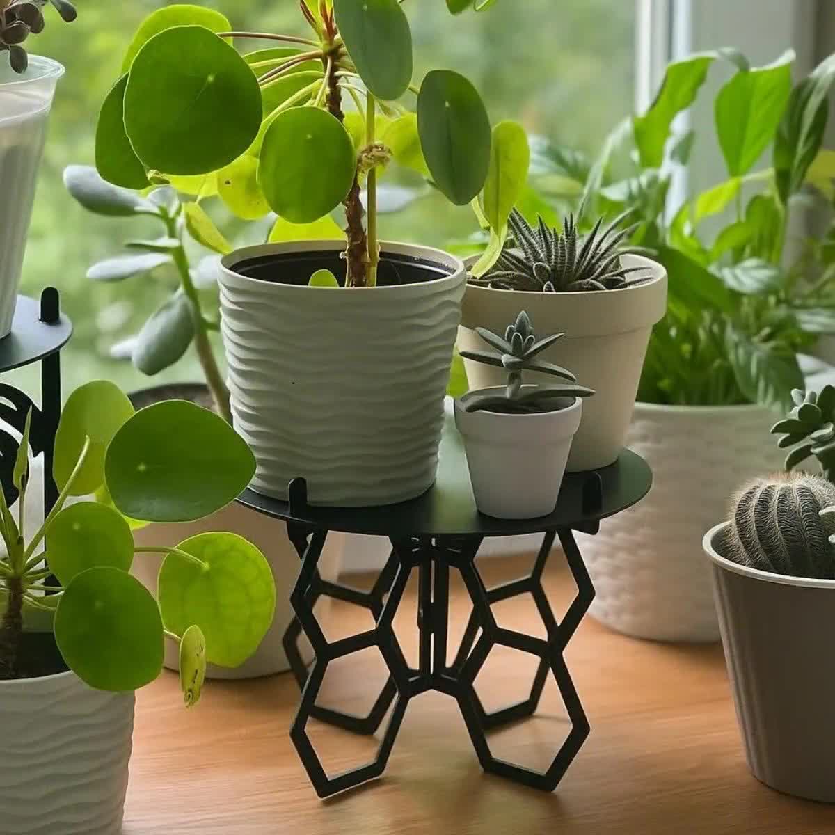 Geometric Black Metal Plant Stand  Stylish and Compact Flower Pot Holder  for Home Decor, Ideal for Small Spaces and Modern Interiors
