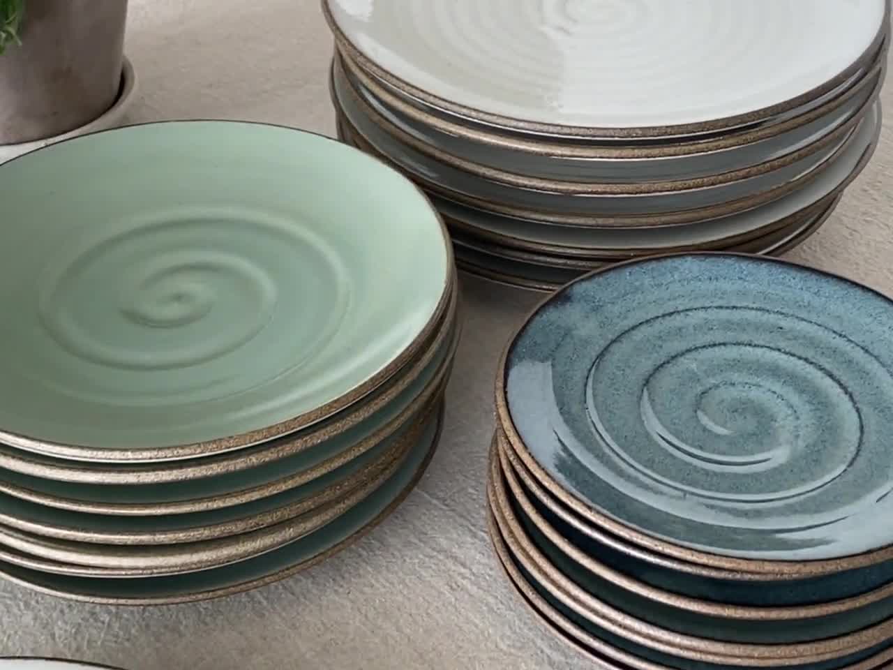 Set di stoviglie, tavola in ceramica, piatto piano bianco e ciotola per  pasta verde salvia -  Italia