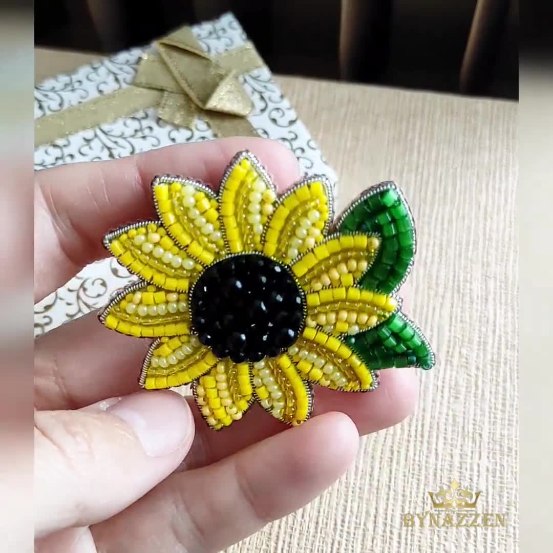 みの 洋梨 プルーン ひまわり ビーズ 刺繍ブローチ みの 洋梨 プルーン