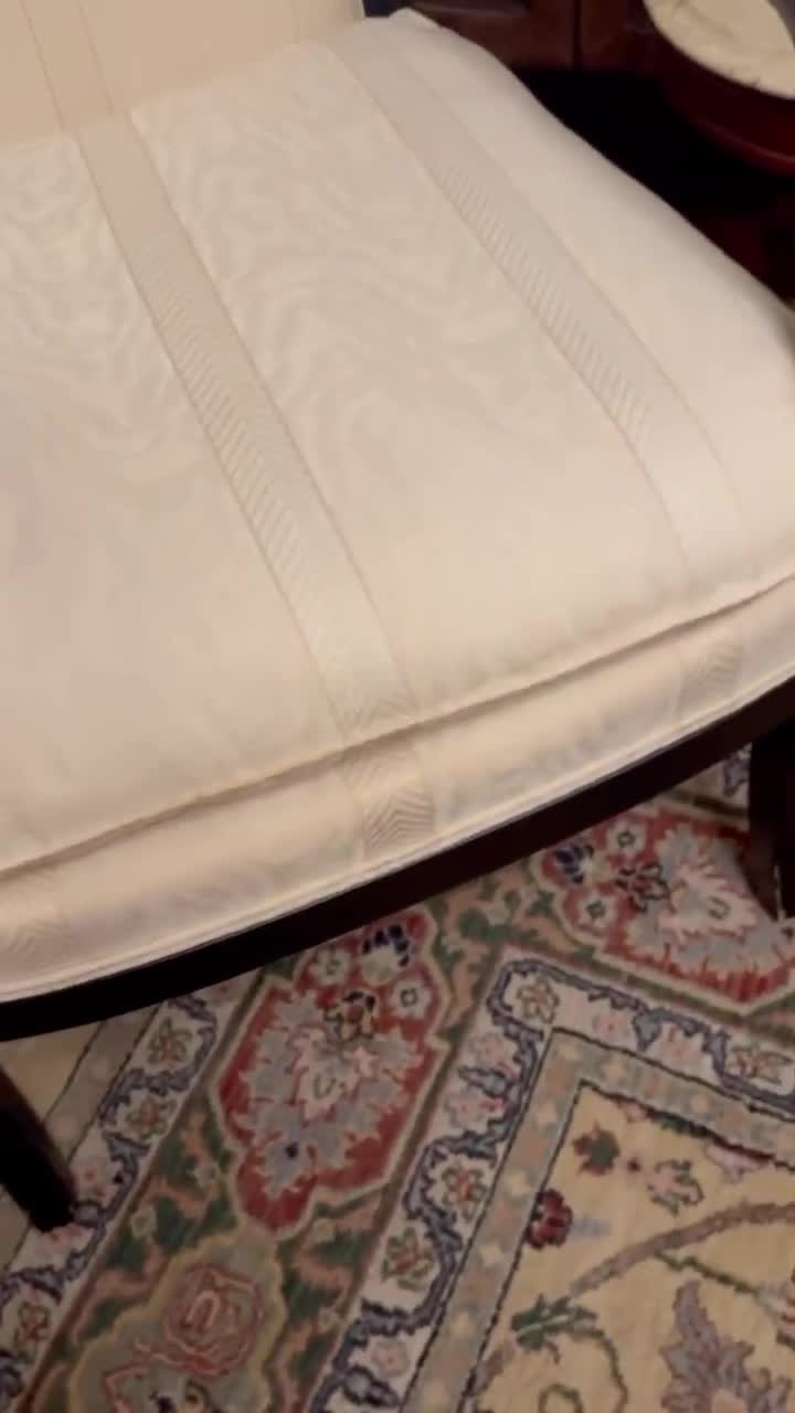 Sillón Ethan Allen French Empire con brazos tapizados y lacados en negro y dorado Dolphin video poster