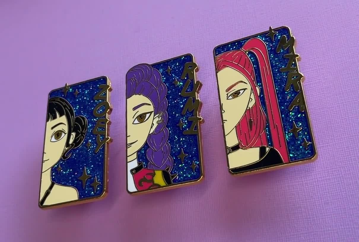 Kpop Demon Hunters ピンバッジ - 5 cm、Huntrix にはグリッターが付い