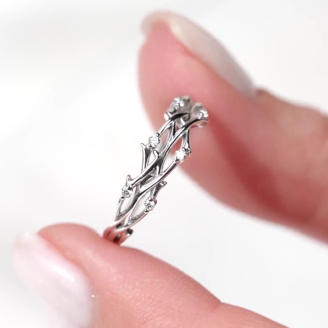 Alianza de boda de diamantes inspirada en la naturaleza, anillo de oro macizo con micropavé entrelazado de infinito con textura floral, anillo apilable, regalo de aniversario video poster