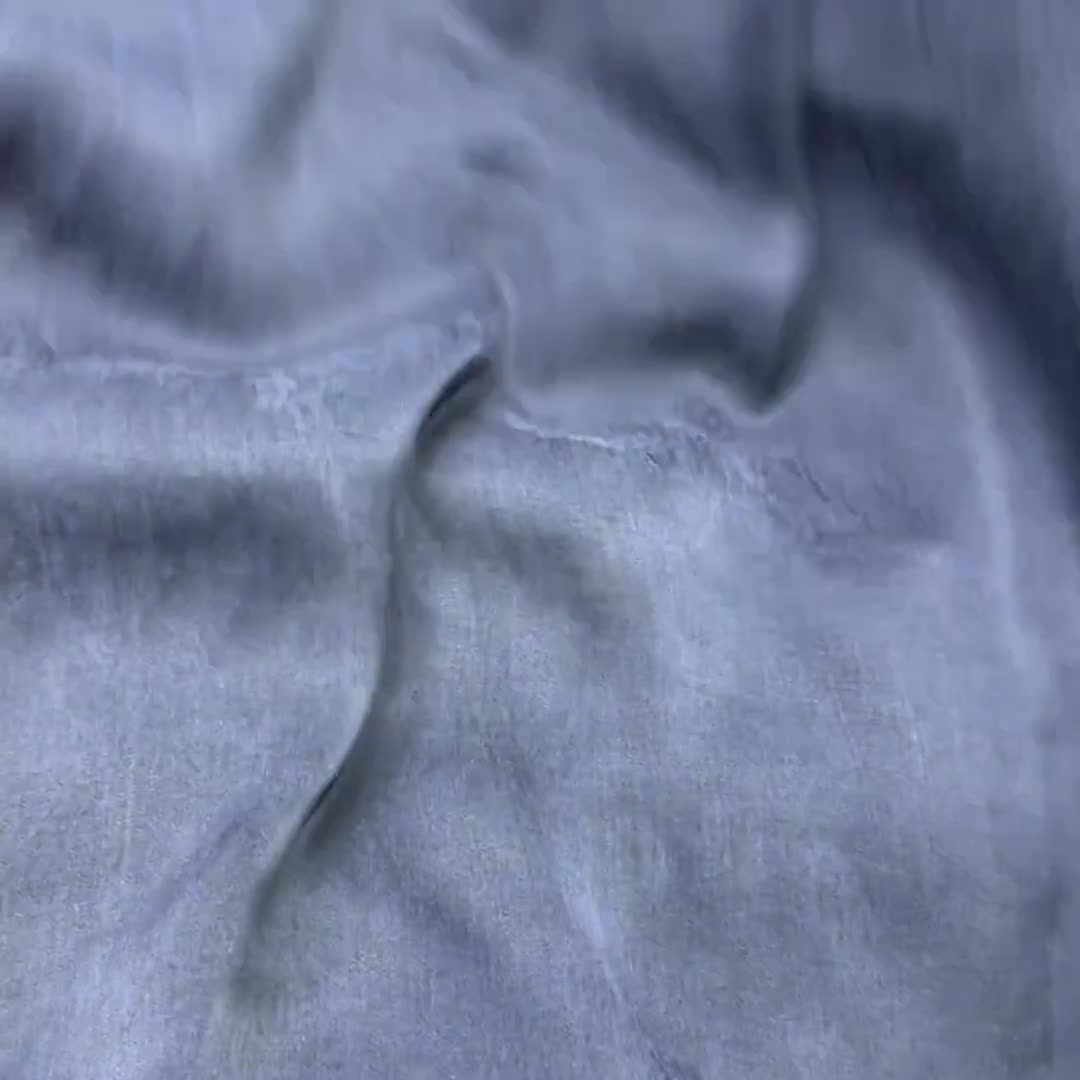 Natürliche schwarze Stone Washed Cupra Stoff Schüttgut - Weiche Baumwoll-Viskose-Mischung, 150 cm breit, Kleid & Shirt Nähstoff video poster