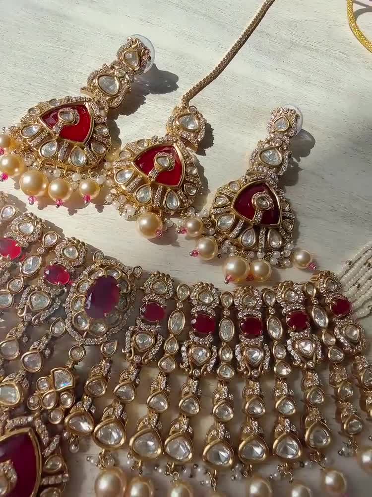 Conjunto de collar gargantilla nupcial inspirado en Sabyasachi / Conjunto de joyas de diamantes, moissanita, kundan y rubí con pendientes y maang tikka. video poster