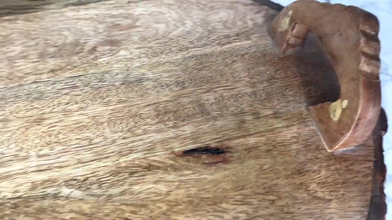 Tabla para cortar de madera Our Table™ con asas de metal