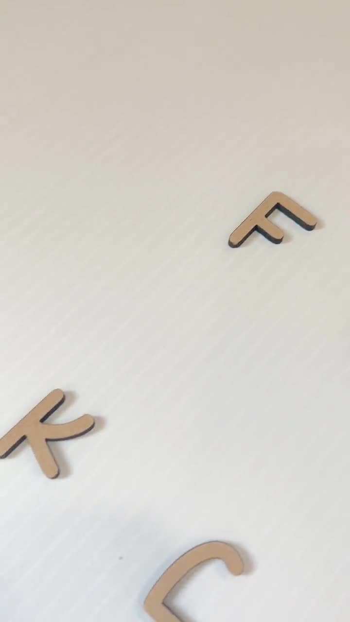 pequeñas letras de madera del alfabeto Foto de stock 83030602