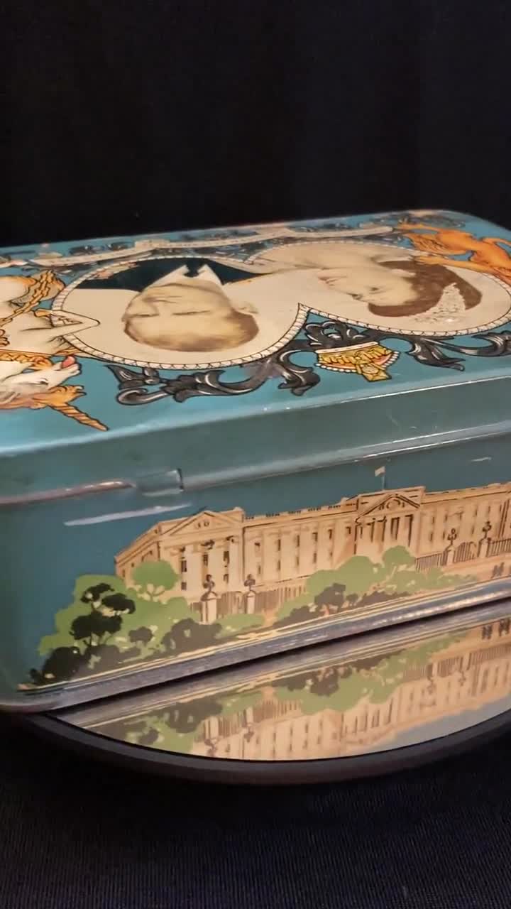 英国ヴィンテージジュエリーボックスBRAVINGTONS 1953 Wedgwood Blue Jasperware Circular Pegasus Trinket Box