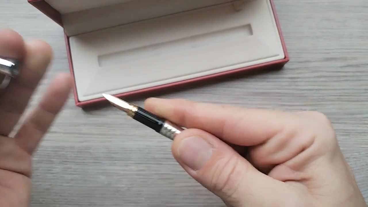 Pluma estilográfica ST Dupont Waves vintage, plumín de oro de 18 quilates, chapada en plata, en caja. video poster