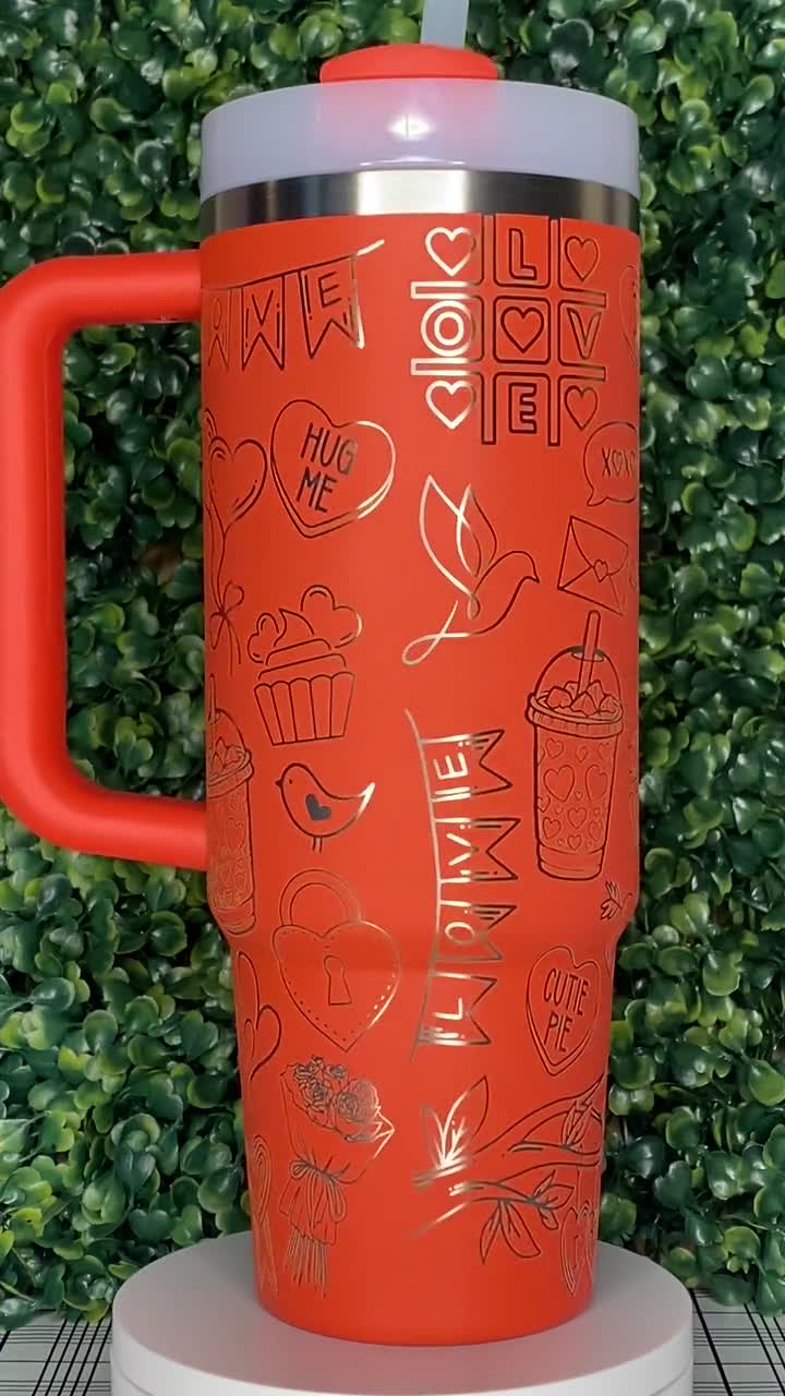 Liebesbriefe & Ballons graviert Stanley Tumbler | Valentinstag Stanley Becher | Herz Amor Laser gravierte Becher | Spülmaschinenfest video poster