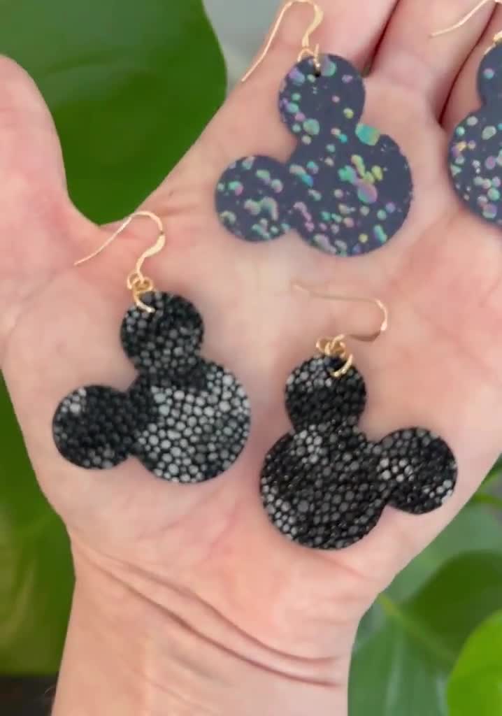 ミニーマウス レザーイヤリング | ゴールドフィルドフック | キラキラ輝くステートメントイヤリング | 軽量ハンドメイドジュエリー | 彼女への楽しいギフト | 遊び心のあるデザイン video poster