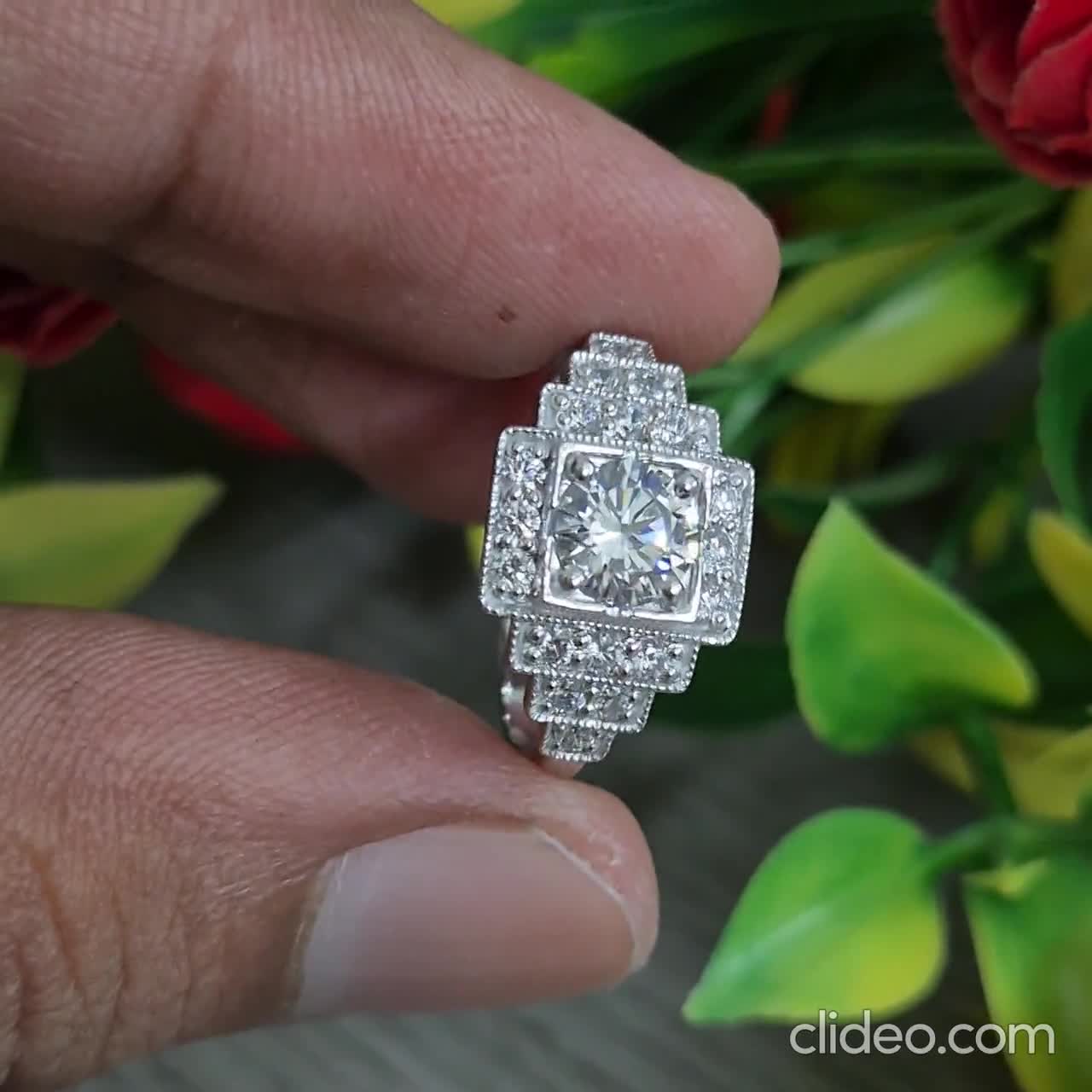 Anillo de compromiso Art Déco, anillo vintage con halo cuadrado, anillo con racimo de diamantes geométrico escalonado, anillo de promesa de aniversario de oro blanco de 10 quilates. video poster