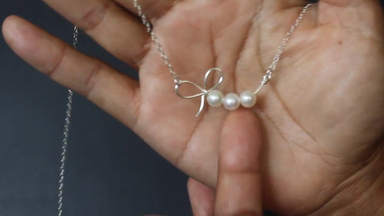 Regalo de joyería para dama de honor: collar de pajarita, regalo de cinta, pulsera de nudo. Pulsera de nudo de eternidad con perlas de agua dulce. Regalo de boda. video poster