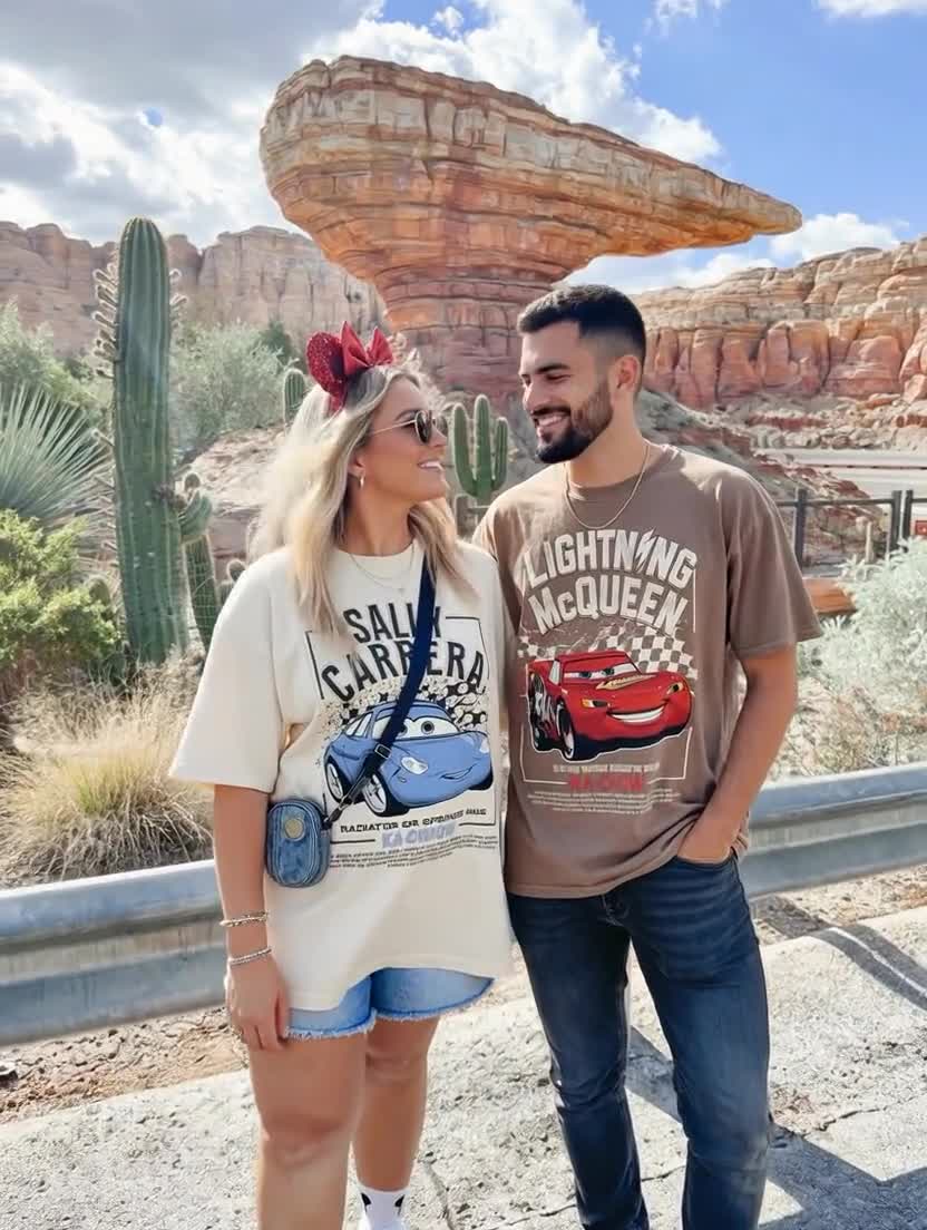 レトロなライトニング・マックィーンとサリーのカップルTシャツ
