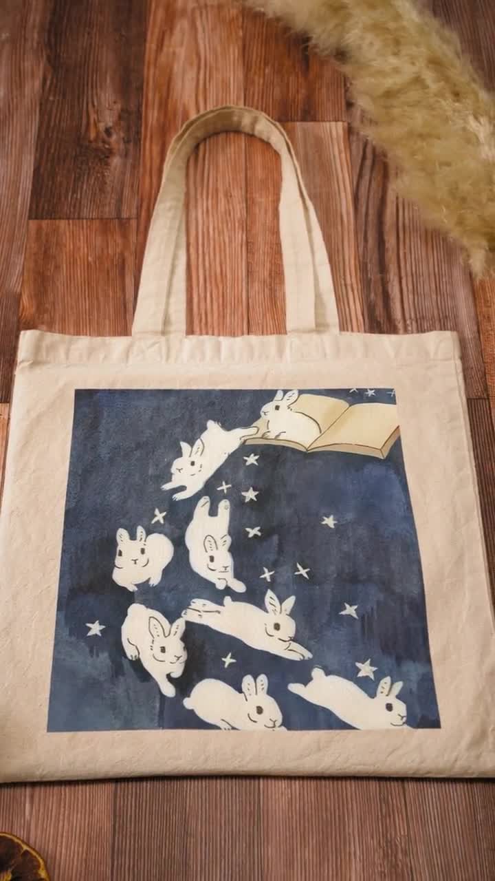 Bolsa de tela con conejitos de libros mágicos - Cottagecore, bolsa de tela bonita, conejitos lindos, conejitos divertidos, Bunny Core, bolsa de tela conejito, bolsa de tela con animales lindos video poster