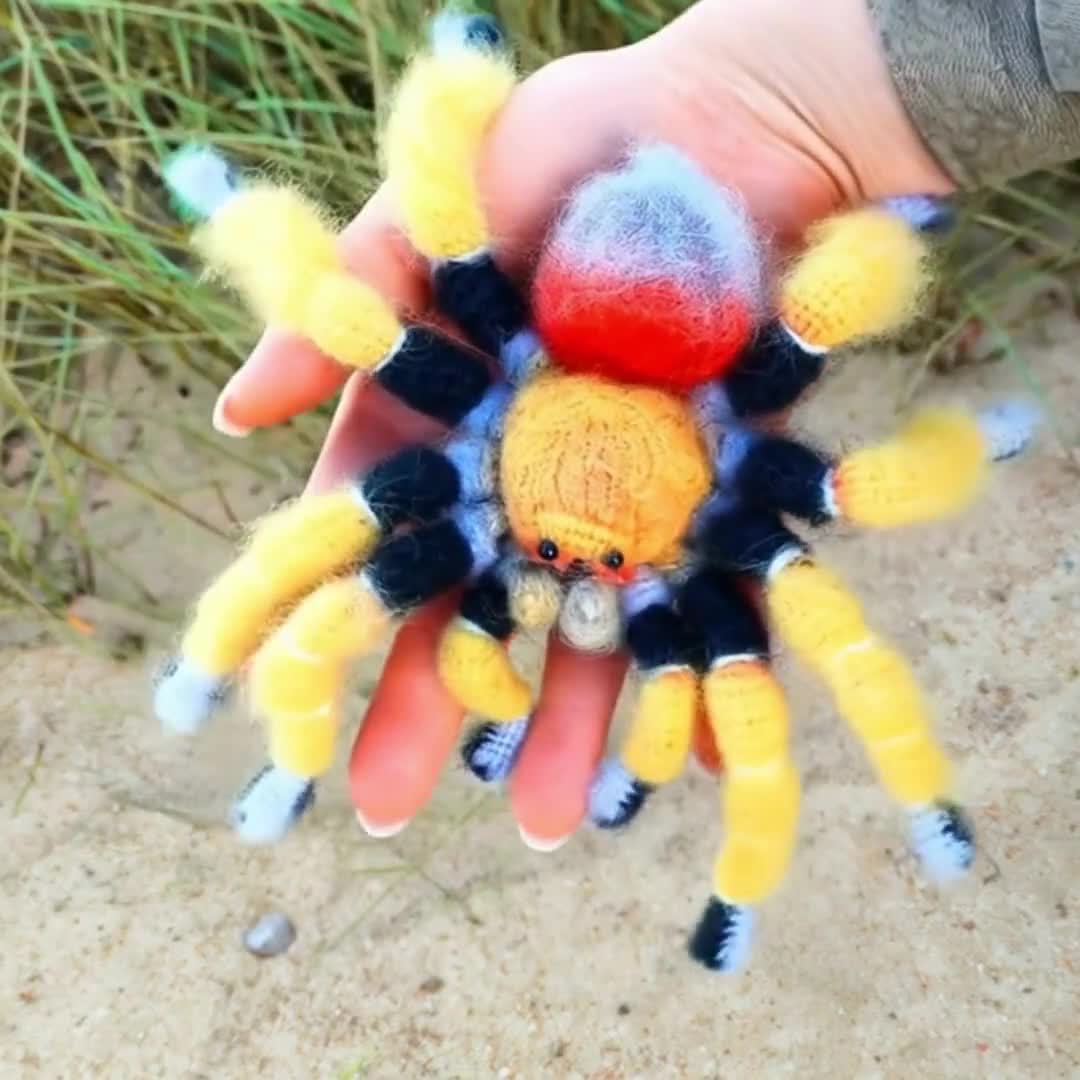 かぎ針編みのパターン。アミグルミのクモ。黄色いタランチュラ。DIY