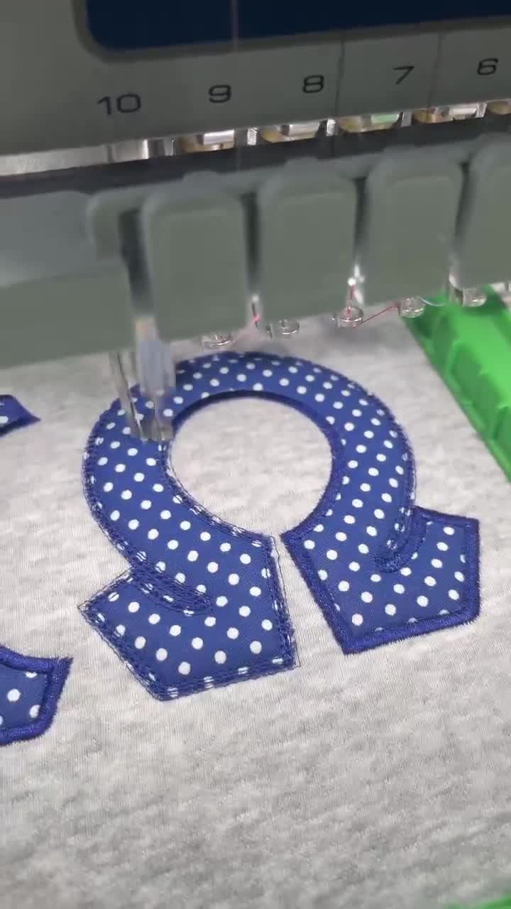 Sudadera con apliques universitarios personalizados, cuello redondo universitario con bordado de lunares, jersey con letras universitarias personalizadas, suéter con espíritu escolar video poster