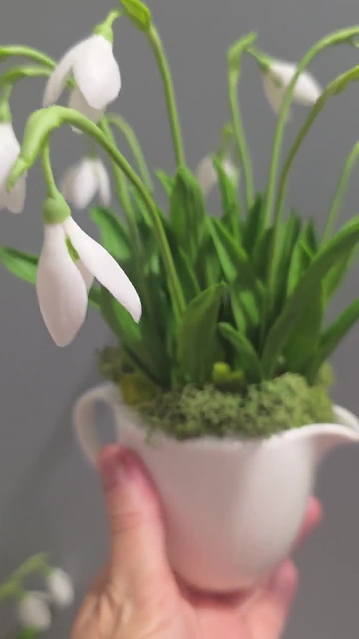 スノードロップ。スノードロップの花束。春の花。リアルな質感の花
