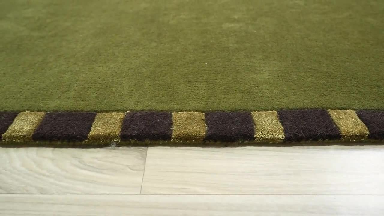 Tapis en laine olive touffeté à la main | Minimaliste moderne avec bordure patrimoniale video poster