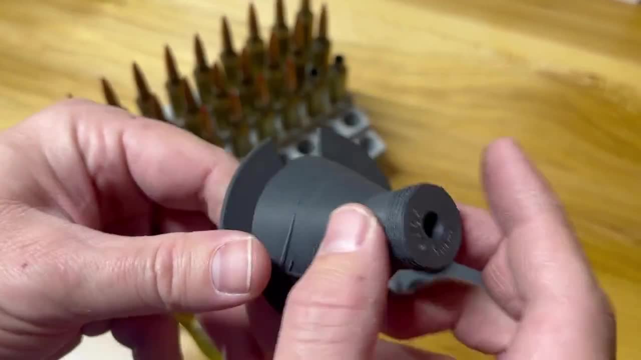 Embudo para polvo, antiestático. 7 cabezales intercambiables incluyen 17, 22, 243/6 mm, 25/6,5 mm, 270/7 mm, 30 y 33. video poster