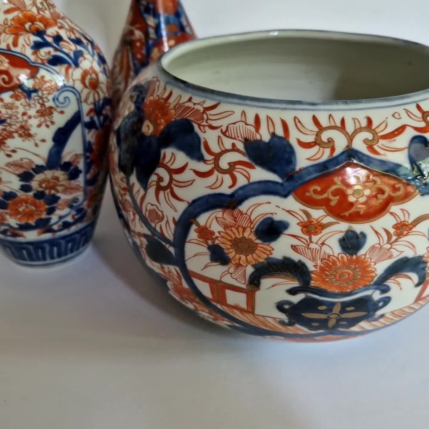 日本のアンティーク伊万里焼花瓶、明治時代の有田焼、手描きの花柄、縁