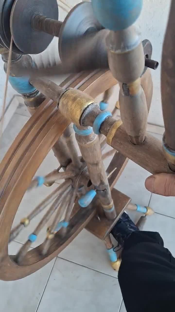 50243: ANTIQUE SPINNING WHEEL POSSIBLY AS EARLY AS 1700