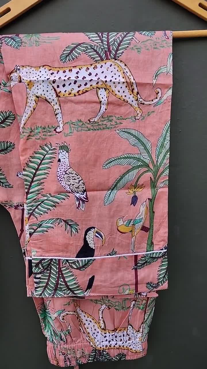 Rosa pyjamasset med djungelmönster för kvinnor, bomullssovplagg med zebra- och fågelmönster och safarimönster, nattdräkt med knappar, handgjort loungeset video poster