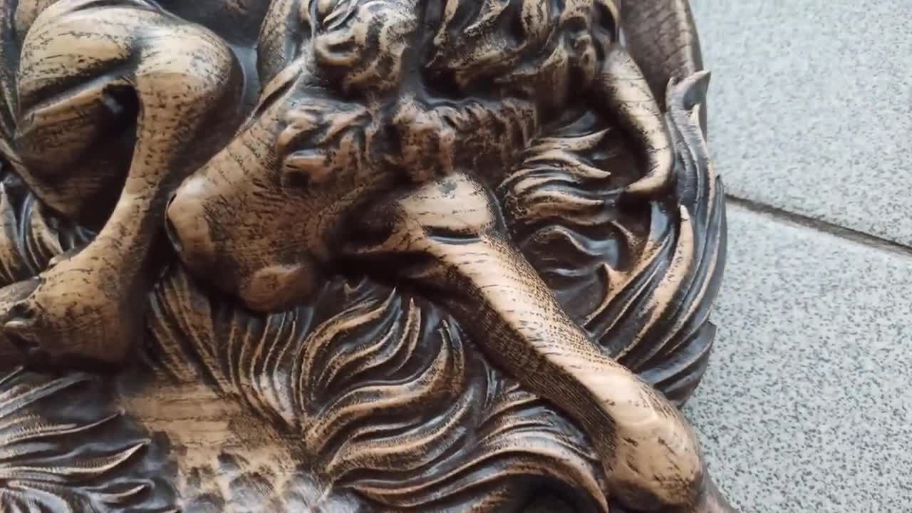 彫刻されたオーク材の壁パネル：雄牛のレリーフ彫刻、室内装飾アート
