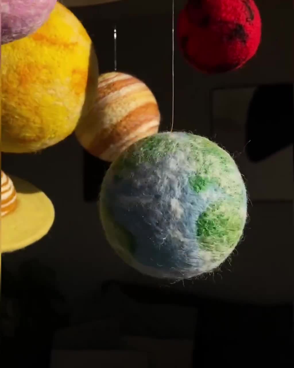フェルトで作る太陽系ベビーモビール：宇宙をテーマにした保育園に