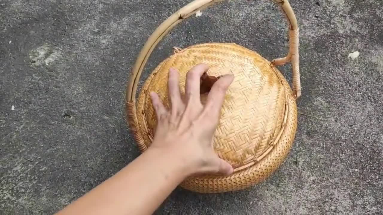 蓋付き手編み竹バスケット - 8インチ 伝統的なタイの工芸品、環境に